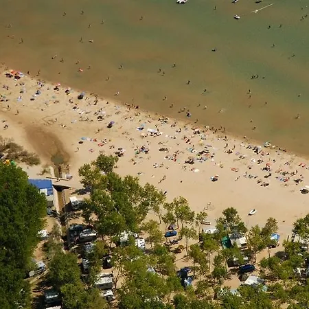 696-8 For 2+2 Pers. In *