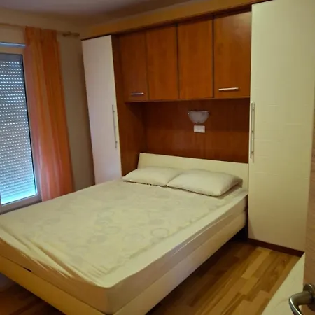 696-8 For 2+2 Pers. In *