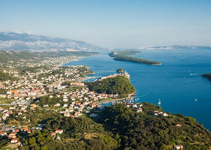 696-8 For 2+2 Pers. In