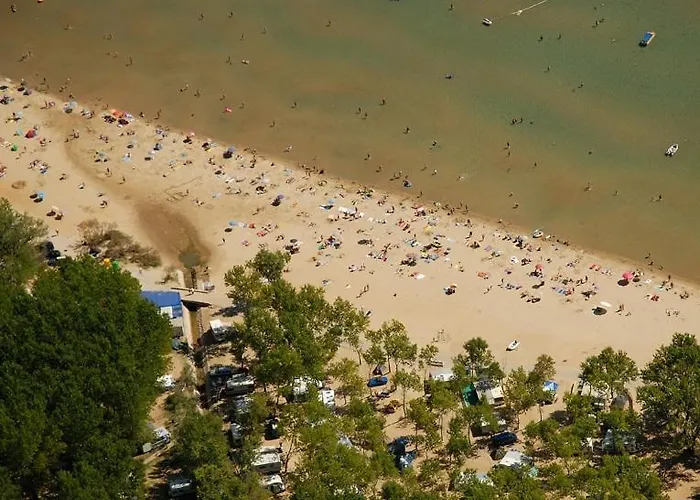 696-8 For 2+2 Pers. In *