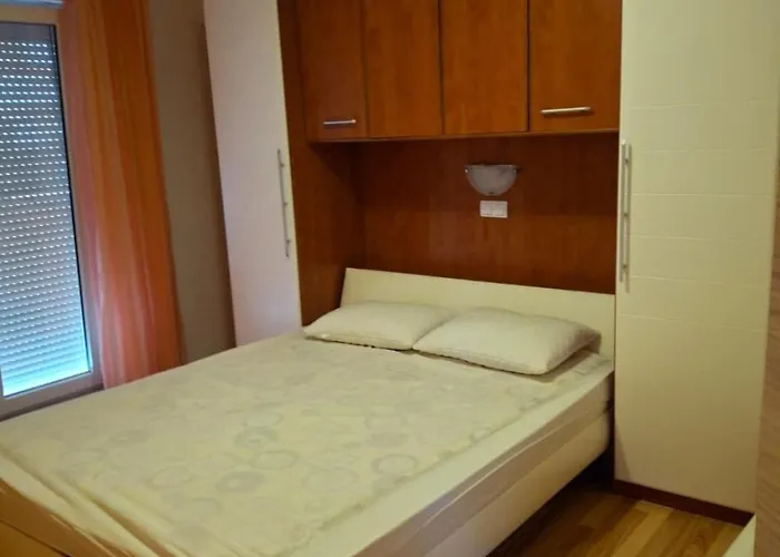 696-8 For 2+2 Pers. In *